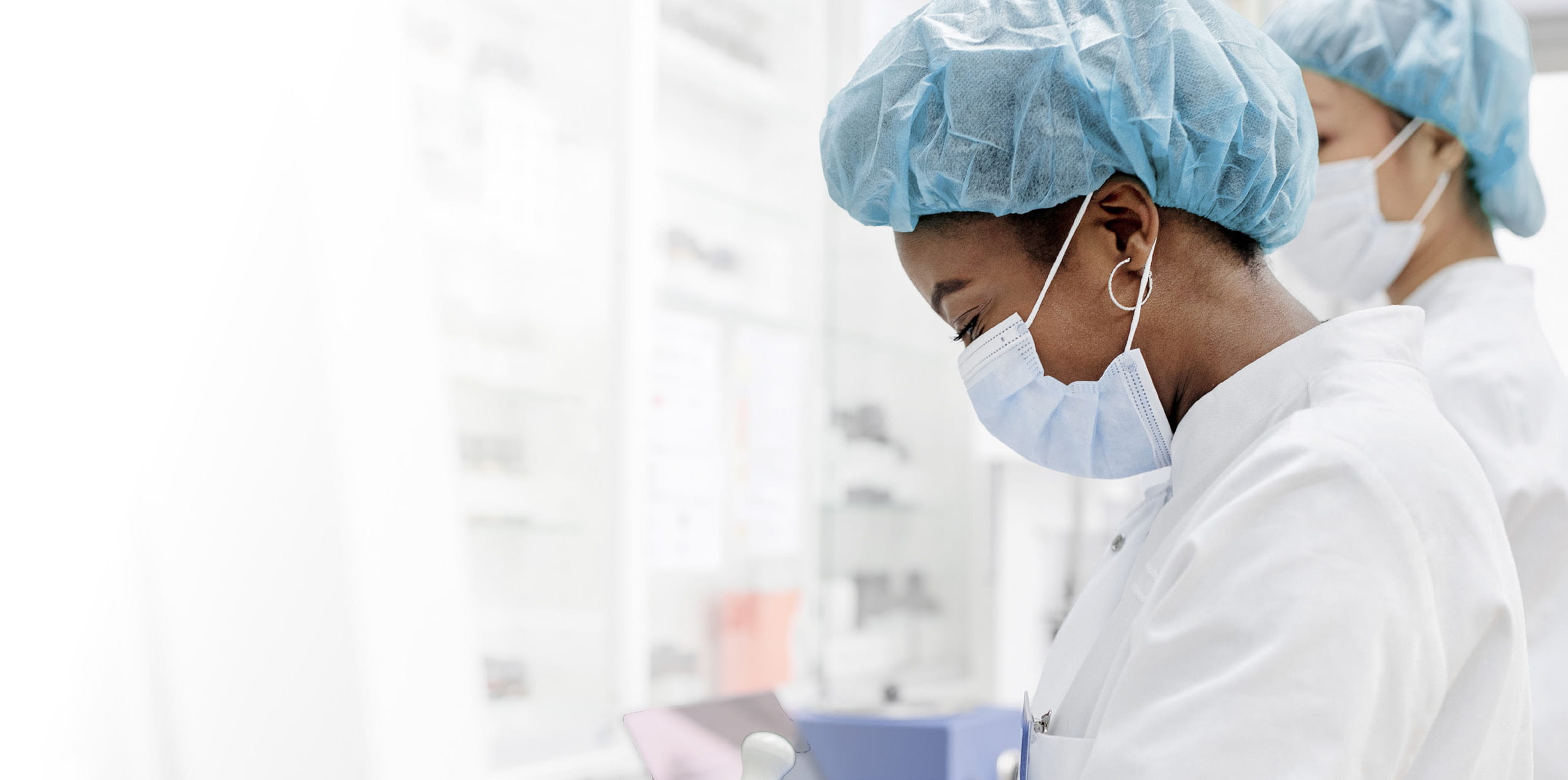 Our client needed to transport precious human biological samples, including tissue specimens and nasal swabs, from various distant corners of the world. 